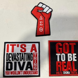 Puede incluir: Tres parches bordados con fondo blanco y texto rojo. El primer parche presenta un puño rojo con las letras "ΔΣΘ" en blanco. El segundo parche dice "Es una cosa devastadora, Diva, no lo entenderías". El tercer parche dice "Hay que ser real, Delta Sigma Theta".