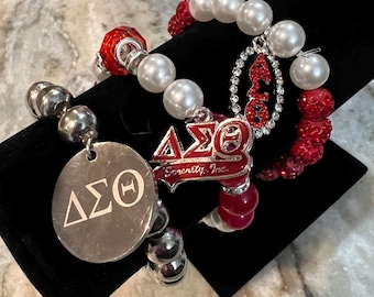 Pulsera apilable de perlas Delts Sigma Theta: Joyería roja y blanca