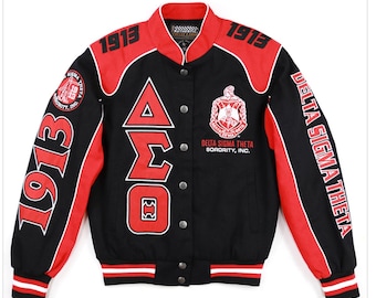 Puede incluir: Una chaqueta de béisbol negra y roja con las letras "ΔΣΘ" y el texto "Delta Sigma Theta Sorority, Inc." en la parte delantera. Las mangas tienen el año "1913" en ellas.