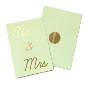 Złota folia ślubna / karta zaręczynowa - Mr & Mrs typograficzna foliowana karta z pozdrowieniami z pieczęcią koperty. Wyprodukowano w Wielkiej Brytanii! Luksusowy papier.