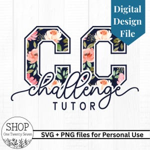 Puede incluir: Un archivo de diseño digital que presenta las letras CC en una fuente de bloque rellena con un patrón floral azul marino oscuro con flores rosas y blancas. Debajo de las letras, la palabra challenge está escrita en cursiva azul marino, seguida de TUTOR.