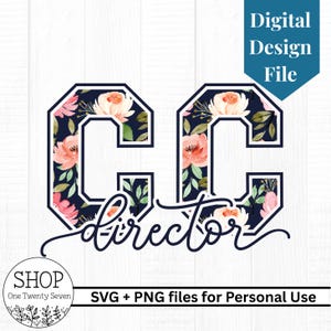 Könnte beinhalten: Digitale Design-Datei mit den Buchstaben "CC" im Varsity-Stil, gefüllt mit einem floralen Muster aus rosa und pfirsichfarbenen Blumen auf marineblauem Hintergrund. Das Wort "director" ist darunter geschrieben. Enthält "SVG + PNG-Dateien für den persönlichen Gebrauch".