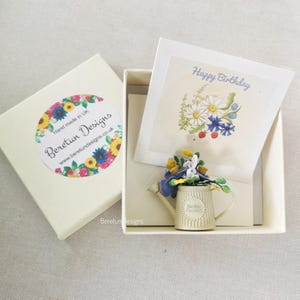 Cadeau floral éternel, cadeau personnalisé miniature d'anniversaire fleur éternelle, coffret cadeau et carte de voeux. Arrosoir maison de poupée fait main