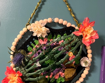 Decorazione murale raffigurante mani scheletriche