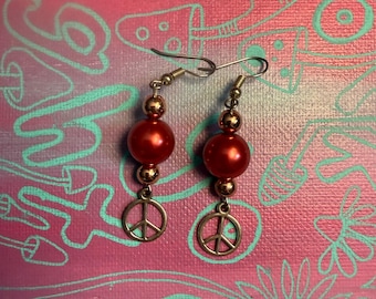 Orecchini con simbolo della pace rossi e dorati