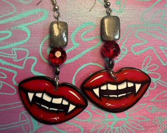 Orecchini a forma di vampiro in labradorite