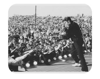 Tappetino per mouse con scritta "Elvis in Tupelo, MS" del concerto del 1955 / Regalo musicale retrò, accessorio da scrivania, ispirato a Elvis, arredamento per la casa e l'ufficio, articoli essenziali per lo studio di un musicista