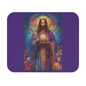 Puede incluir: Alfombrilla de ratón rectangular púrpura con una ilustración colorida de una figura con cabello castaño largo, vestida con una túnica y sosteniendo una luz brillante. El fondo es una mezcla de azules, púrpuras y dorados, con acentos florales.