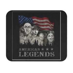 Könnte beinhalten: Schwarzer quadratischer Untersetzer mit einem Vintage-Bild der Three Stooges und einer amerikanischen Flagge. Die Worte "AMERICAN LEGENDS" sind in Weiß unter dem Bild der Komiker aufgedruckt, ein klassischer Comedy-Act.