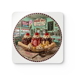 Puede incluir: Un posavasos cuadrado con un gráfico circular de un banana split con tres bolas de helado cubiertas con nata montada, salsa de chocolate y cerezas. El fondo muestra un restaurante retro con letreros que dicen Geno's Delights.