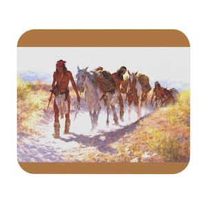 Puede incluir: Alfombra rectangular decorativa con una pintura de figuras nativas americanas que conducen caballos cargados de mercancías a través de un paisaje desértico. Las figuras visten atuendos tradicionales, y los caballos son blancos y marrones.