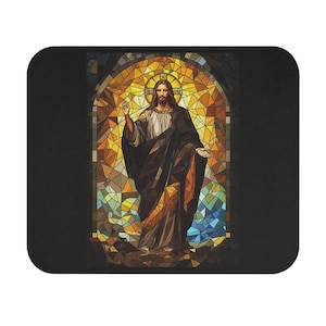 Pode incluir: Um mousepad preto com uma representação em vitral de Jesus Cristo. A obra de arte apresenta um mosaico de cores quentes, incluindo ouro, laranja e amarelo, com uma figura em vestes escuras. O design está sobre um fundo preto.