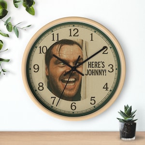Här är Johnny Clock väggklocka designad med ansiktet från skräckfilmen The Shining