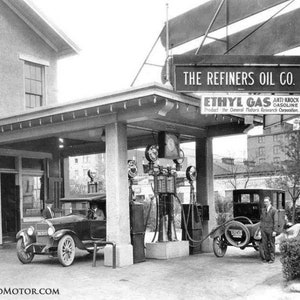 Mouse Pad of 1920'S Gasoline Filling Station Refiners Oil Co. Picture on Mousepad