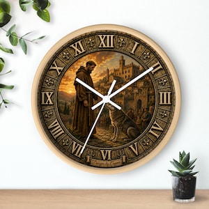 Op de afbeelding: Een ronde wandklok met een lichte houten lijst met een bedrukte scène van een monnik die bij zonsondergang met een wolf voor een stenen kasteel staat. De wijzerplaat toont zwarte Romeinse cijfers en witte wijzers met kleine lelie-symbolen.