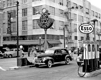 1940 Ford Sedan Mauspad, Vintage Esso Gas Station Design