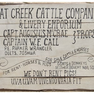 Alfombrilla de ratón con el letrero de Lonesome Dove Wagon. NO ALQUILAMOS CERDOS en la alfombrilla de ratón Hat Creek Cattle Company