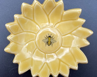 Blumenschale mit kleiner Biene darin, handgemachte Blumenschale aus Keramik. Gänseblümchen Teller, Blumenteller, Schalen wie Blumen geformt, von Fabfulfungi