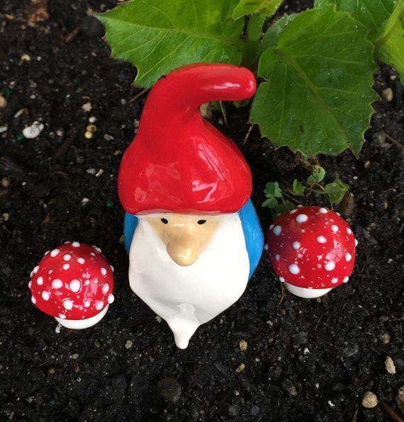 Gnome avec deux champignons en céramique. Fait main, décoration de ... Gnome avec deux champignons en céramique. Fait main, décoration de ...