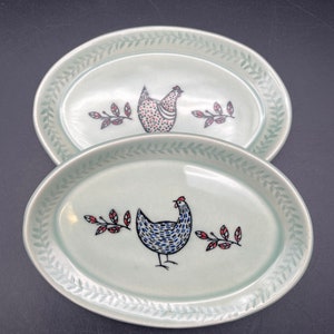 Deux petites assiettes ovales, assiettes en céramique faites main. Ensemble de deux assiettes ovales en céramique, assiettes à poulet par Fabulousfungi