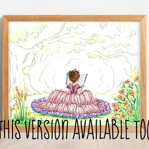 Pode incluir: Ilustra&ccedil;&atilde;o emoldurada de uma mulher com um vestido rosa lendo um livro em um jardim. A obra de arte apresenta um estilo de desenho detalhado com uma paleta de cores claras e o texto "THIS VERSION AVAILABLE TOO".