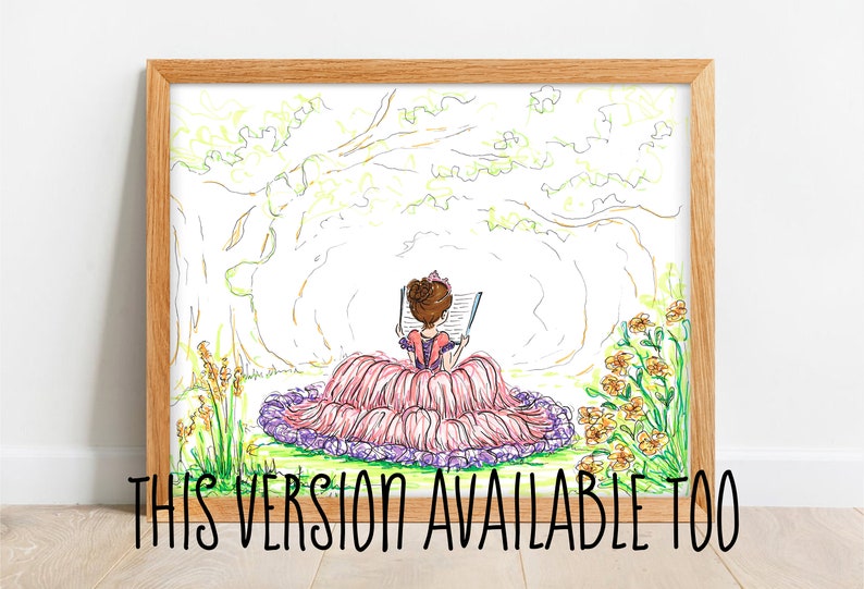 Pode incluir: Ilustra&ccedil;&atilde;o emoldurada de uma mulher com um vestido rosa lendo um livro em um jardim. A obra de arte apresenta um estilo de desenho detalhado com uma paleta de cores claras e o texto "THIS VERSION AVAILABLE TOO".