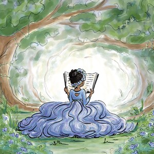 Pode incluir: Ilustra&ccedil;&atilde;o de uma pessoa com um vestido azul lendo um livro em uma clareira na floresta. A pessoa est&aacute; sentada de costas para o espectador, cercada por &aacute;rvores e flores. A obra de arte tem um estilo suave, em aquarela.
