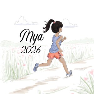 Puede incluir: Una ilustraci&oacute;n digital de una persona con una coleta oscura corriendo por un sendero en un campo. La persona viste una camiseta sin mangas azul, pantalones cortos naranjas y zapatillas azules. El texto Mya 2026 aparece en negro a la izquierda.