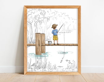Puede incluir: Lámina artística enmarcada que representa a un niño pescando desde un muelle de madera. La ilustración muestra al niño con una camisa azul, pantalones cortos amarillos y un sombrero. Una caña de pescar se lanza al agua, con peces nadando debajo. La obra está ambientada sobre un fondo de árboles y agua.