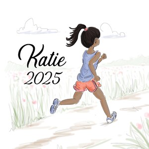 Puede incluir: Una ilustraci&oacute;n digital de una persona con cabello oscuro en una coleta corriendo por un sendero. La persona viste una camiseta sin mangas azul y pantalones cortos naranjas. El texto Katie 2025 est&aacute; a la izquierda. El fondo muestra hierba y nubes.