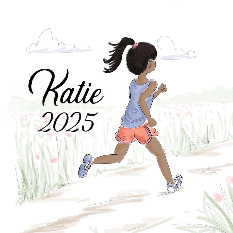 Puede incluir: Una ilustraci&oacute;n digital de una persona con cabello oscuro en una coleta corriendo por un sendero. La persona viste una camiseta sin mangas azul y pantalones cortos naranjas. El texto Katie 2025 est&aacute; a la izquierda. El fondo muestra hierba y nubes.