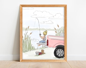 Puede incluir: Una impresión artística enmarcada representa a una persona pescando desde la puerta trasera de una camioneta rosa. La ilustración muestra una escena de lago con juncos, nubes y una caña de pescar. Un cubo y botas están cerca. La obra de arte es de estilo acuarela ligero.
