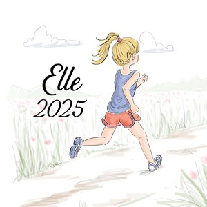 Puede incluir: Una ilustraci&oacute;n digital de una persona rubia con coleta corriendo por un sendero en un campo. La persona viste una camiseta sin mangas azul, pantalones cortos naranjas y zapatillas azules. El texto Elle 2025 aparece en negro a la izquierda.