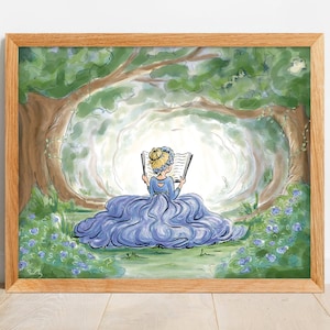 Pode incluir: Ilustra&ccedil;&atilde;o em aquarela em uma moldura de madeira. Uma mulher em um vestido azul l&ecirc; um livro em uma clareira na floresta. A obra apresenta um t&uacute;nel de &aacute;rvores iluminado e flores azuis.