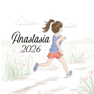 Puede incluir: Una ilustraci&oacute;n digital de una persona con coleta casta&ntilde;a corriendo por un sendero, vistiendo una camiseta sin mangas azul, pantalones cortos naranjas y zapatillas azules. El texto "Anastasia" y "2026" aparece en negro al lado.