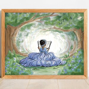 Pode incluir: Ilustra&ccedil;&atilde;o em aquarela emoldurada em madeira. Uma pessoa com um vestido azul l&ecirc; um livro em uma clareira na floresta. A obra apresenta um vestido azul claro, folhagem verde e uma moldura marrom clara.