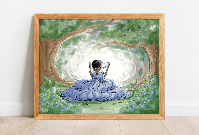 Pode incluir: Ilustra&ccedil;&atilde;o em aquarela emoldurada em madeira. Uma pessoa com um vestido azul l&ecirc; um livro em uma clareira na floresta. A obra apresenta um vestido azul claro, folhagem verde e uma moldura marrom clara.