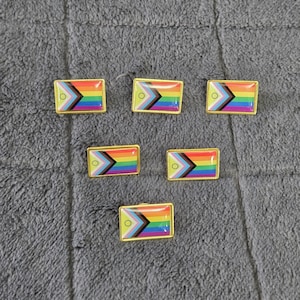 Spille da bavero con la bandiera del Pride progressista - Supporto e visibilità