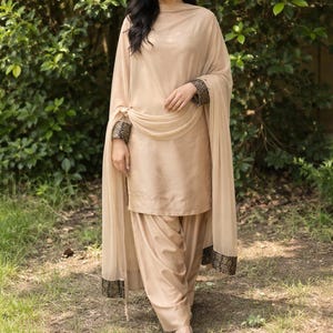 Pakistansk Farshi Shalwar Kameez siden med jamawar-kantknappar i etnisk stil för kvinnor Guld