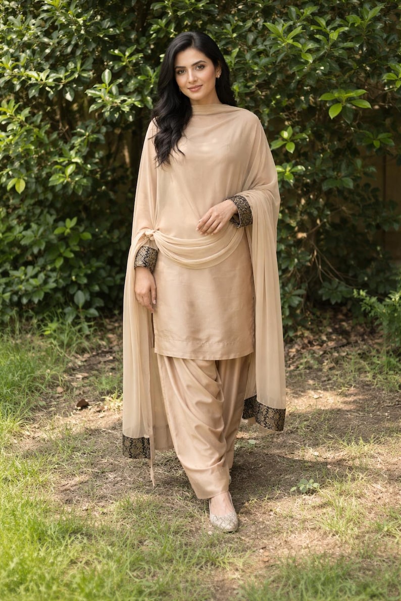 Pakistansk Farshi Shalwar Kameez siden med jamawar-kantknappar i etnisk stil för kvinnor Guld