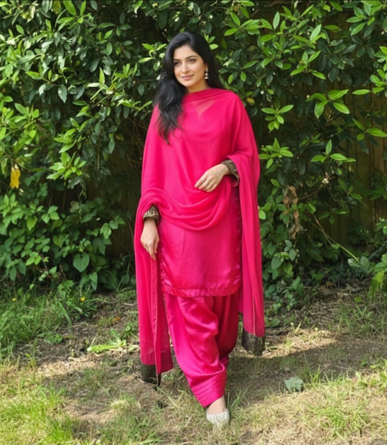 Pakistansk Farshi Shalwar Kameez siden med jamawar-kantknappar i etnisk stil för kvinnor Rosa