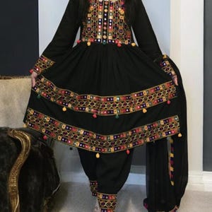 パキスタン民族衣装　エレガント刺繍　Luxuryローン　アイボリーセピア3ピース 見事なパキスタンの伝統衣装 - エレガントでスタイリッシュな
