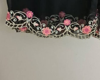パキスタンのドレス、刺繍入りブラックローンサルワールカミーズスーツ