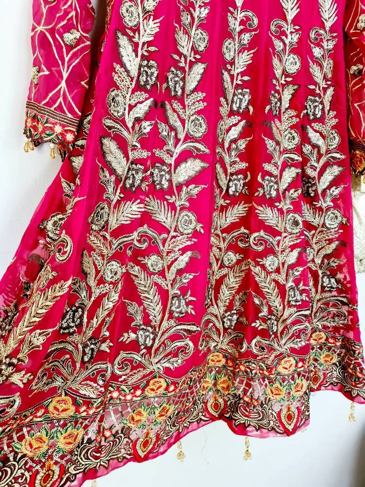 パキスタン民族衣装　エレガント刺繍　Luxuryローン　アイボリーセピア3ピース 見事なパキスタンの伝統衣装 - エレガントでスタイリッシュな