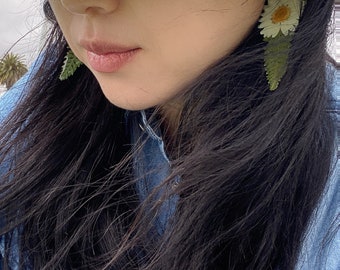 Real Daisy Pressed Flower Resin Earrings, Botanical Dangle Earrings, Cottagecore Nature Jewelry, 14K Gold Floral Earrings Gift for Her