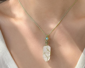 Raw Clear Quartz Crystal Necklace, Macrame Crystal Pendant, Healing Crystal Necklace, Boho Jewelry, Quartz Gift for Her