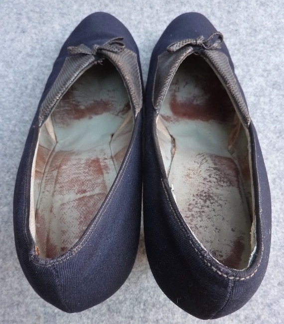 Super Vintage 1940s Shoes Navy Blue Fabric Platfo… - image 8