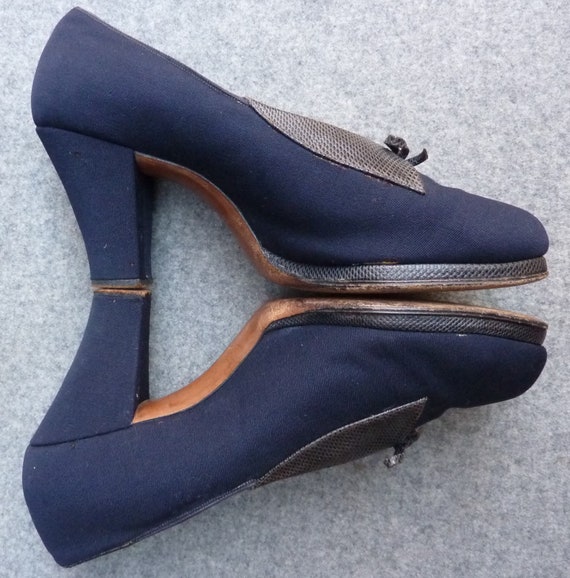 Super Vintage 1940s Shoes Navy Blue Fabric Platfo… - image 5