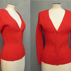 Cardigan vintage anni &#39;50 lavorato a mano in lana rosso brillante con punto trecce e maniche raglan