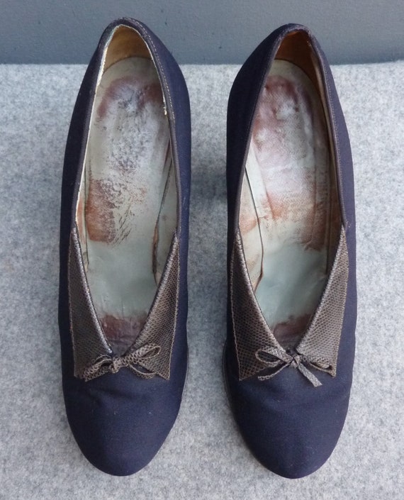 Super Vintage 1940s Shoes Navy Blue Fabric Platfo… - image 4